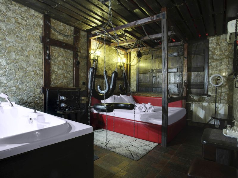 Koʻzi bogʻlangan uchlik Pryanishnikov porno studiyasi